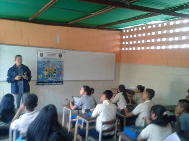 PrevLaraCICPC's tweet photo. Departamento de Criminalística, imparte ponencia "La Criminalística va a la escuela", a los estudiantes del Liceo Armando Reverón, parroq. Concepción, con el fin de dar a conocer que es la criminalística y las diferentes áreas que la conforman. https://t.co/fXPed6LzgV