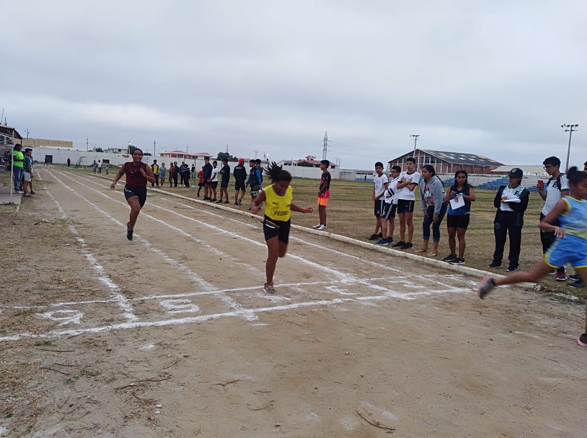 fedesantaelena's tweet photo. El equipo técnico de Fedese realizó el Selectivo de Ateltismo con la participación de deportistas de las Ligas Cantonales La Libertad y Salinas, con el objetivo de elegir a los futuros miembros de nuestra institución.

#FEDESEACTIVO #ELDEPORTEENACCION #ElDeporteNosUne 💪🏃‍♂️🏃‍♀️🤝 https://t.co/xpGj1PntYx