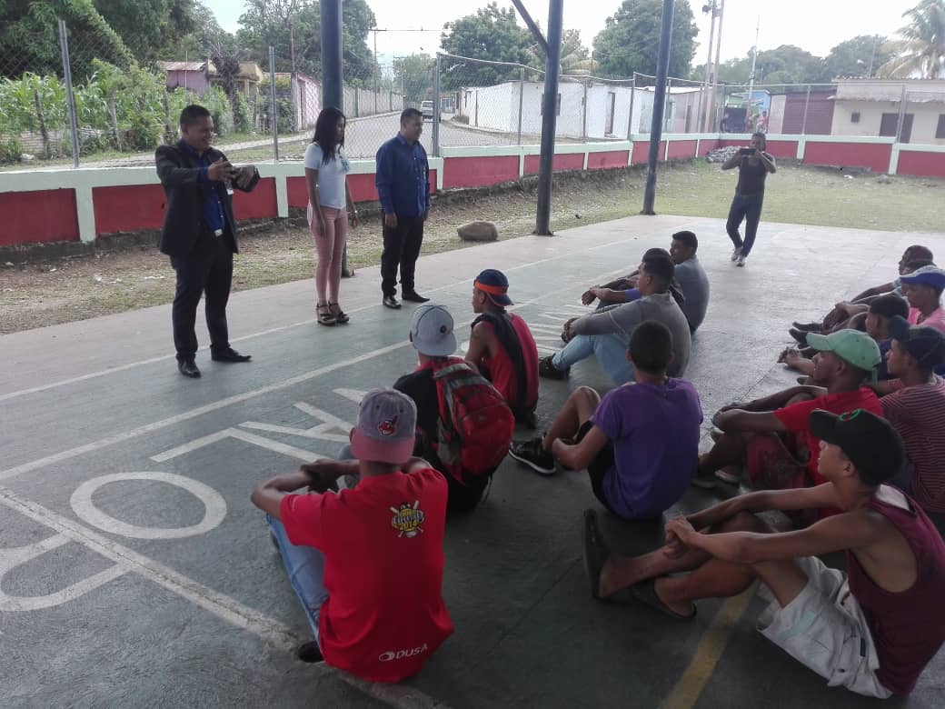 PrevLaraCICPC's tweet photo. Sub Delegación Cabudare, imparte ponencia "Prevención a la violencia familiar/género", a los habitantes de la Comunidad San Pedrito, parroq. Gustavo Vega León, con el fin de dar a conocer  que es la violencia de género, formas de violencia, consecuencias. https://t.co/1Dvmxi9Vwe