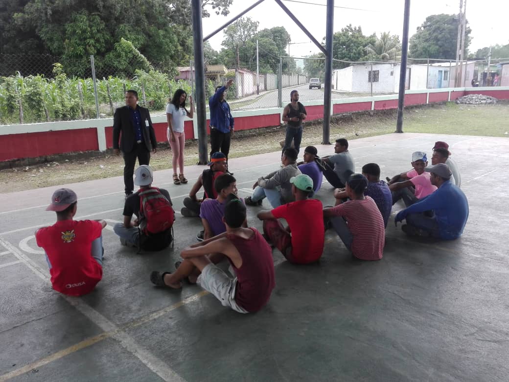 PrevLaraCICPC's tweet photo. Sub Delegación Cabudare, imparte ponencia "Prevención a la violencia familiar/género", a los habitantes de la Comunidad San Pedrito, parroq. Gustavo Vega León, con el fin de dar a conocer  que es la violencia de género, formas de violencia, consecuencias. https://t.co/1Dvmxi9Vwe