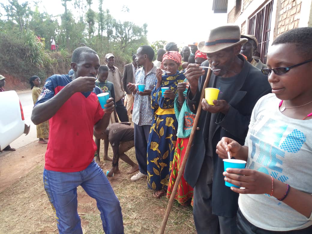 ODECABDI's tweet photo. @Gitega , #CommuneGiheta, #Coliine Kibimba, des cafeiculteurs dégustent le café en même qu'ils perçoivent leur argent pour café cerise à la #Coopérative Mboneramiryango. https://t.co/Rf0wOsc3h7