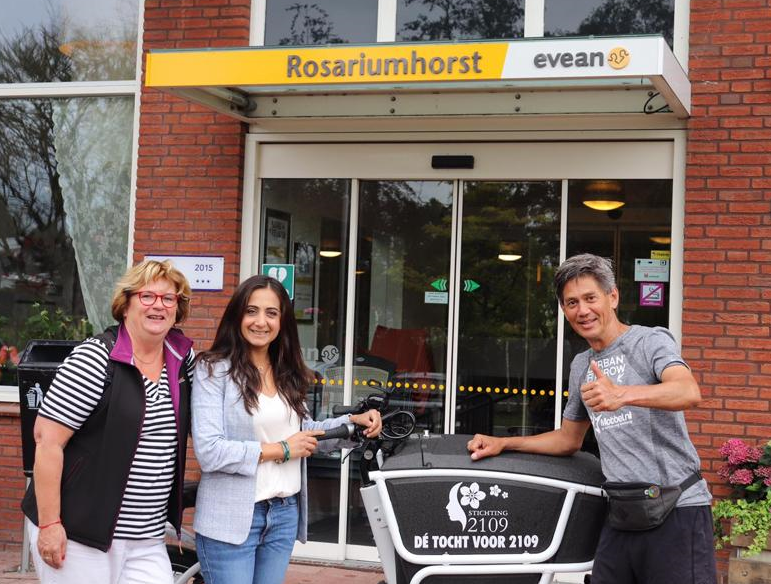 GemZaanstad's tweet photo. Om aandacht te vragen voor #dementie, wandelde wethouder @songulmutluer gister mee met Stefan @Stichting2109 op zijn tocht van #Maastricht naar #Den Helder https://t.co/Eb6yWNfFuQ
