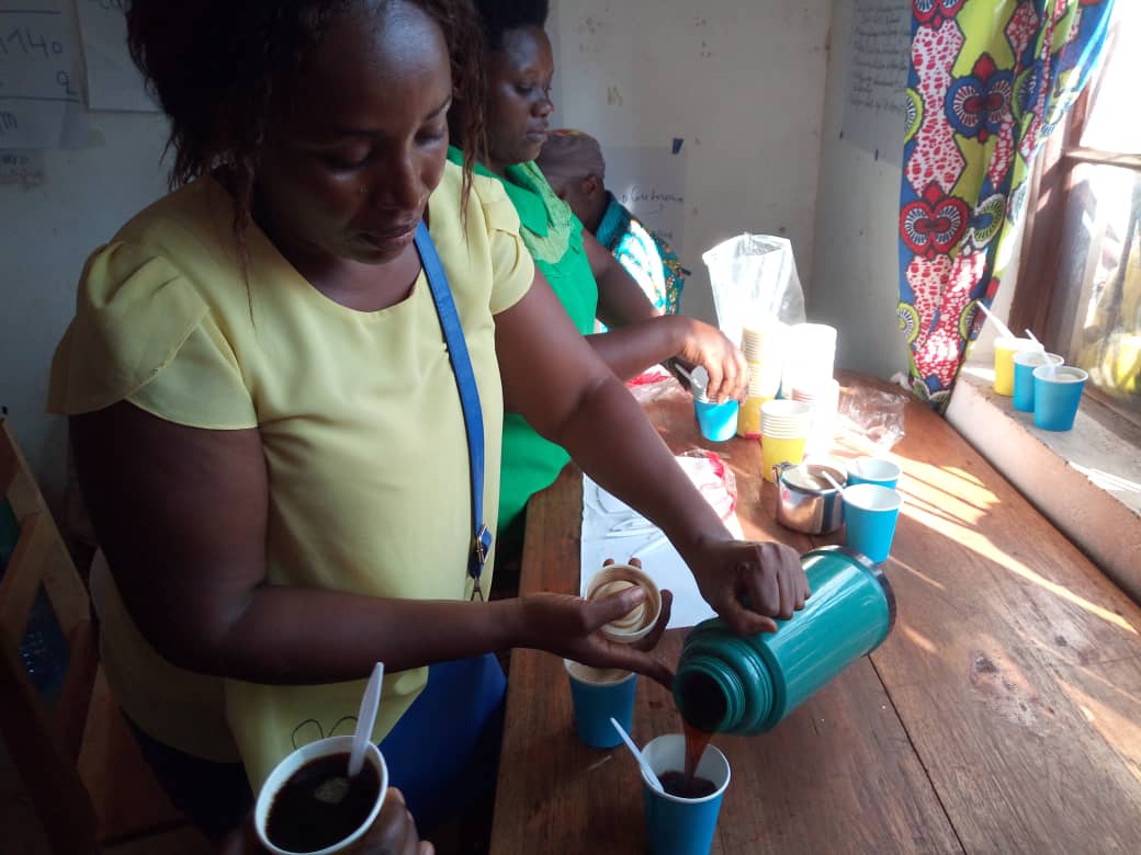 ODECABDI's tweet photo. @Gitega , #CommuneGiheta, #Coliine Kibimba, des cafeiculteurs dégustent le café en même qu'ils perçoivent leur argent pour café cerise à la #Coopérative Mboneramiryango. https://t.co/Rf0wOsc3h7