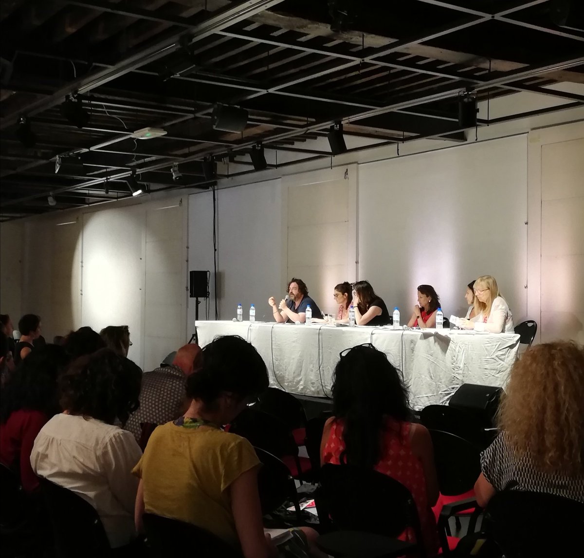 Rencontre "Rêver aujourd'hui ?" organisée par Scènes d'enfance - Assitej France, Ideklic et le <a href="/FestivalAvignon/">Festival d'Avignon</a>. Animée par Geneviève Lefaure de Scènes d'enfance - Assitej et Sylvie Martin-Lahmani, directrice artistique d'Ideklic. #MPS #FDA19