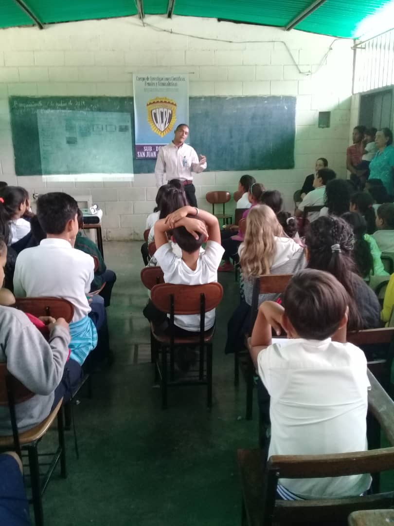 PrevLaraCICPC's tweet photo. Sub Delegación San Juan, imparte ponencia "No te enredes con las redes", a los estudiantes de la escuela Cecilio Acosta, parroq. Juan de Villegas, con la finalidad de concienciar sobre la importancia de usar las redes sociales de forma segura. https://t.co/IRO0ARAkic