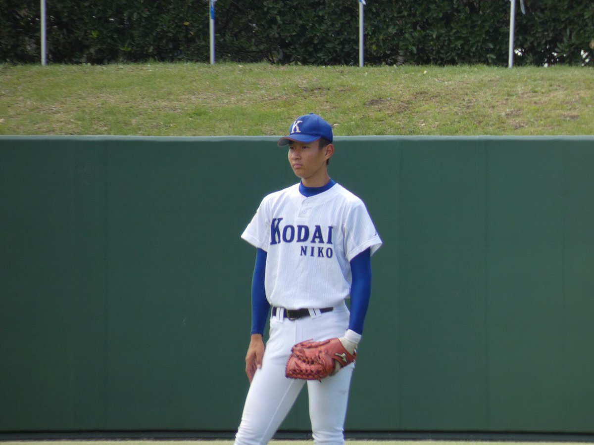 背番号8 中野
4番として持ち前の長打力を発揮し、守備でも強肩で相手のチャンスの芽を摘んでくれました。
さらに最後の夏にかけ、センターとして守備範囲もさらに広がり、まさにチームの中心、心臓的存在でした。
打席での期待感はチーム随一で、私達を魅了し続けてくれました。
ありがとう。