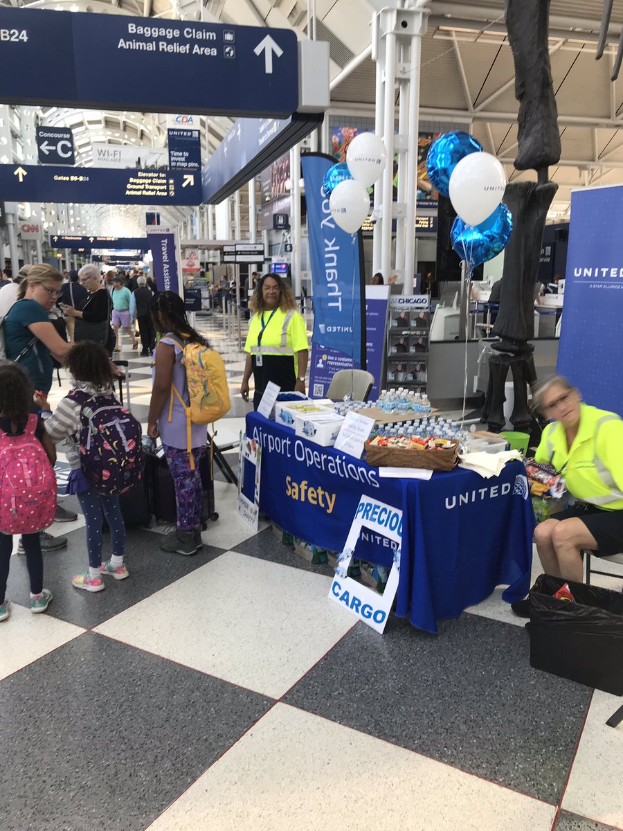 Scott13138104's tweet image. ORDAO safety team thanking our customers for their patronage with safety tattoos, water and candy, coloring books for all kids and kids at heart @MikeHannaUAL @weareunited @JMRoitman @HermesPinedaUA @mcgrath_jonna @rickvual @FoxMikeFoxORD #WhyILoveAO