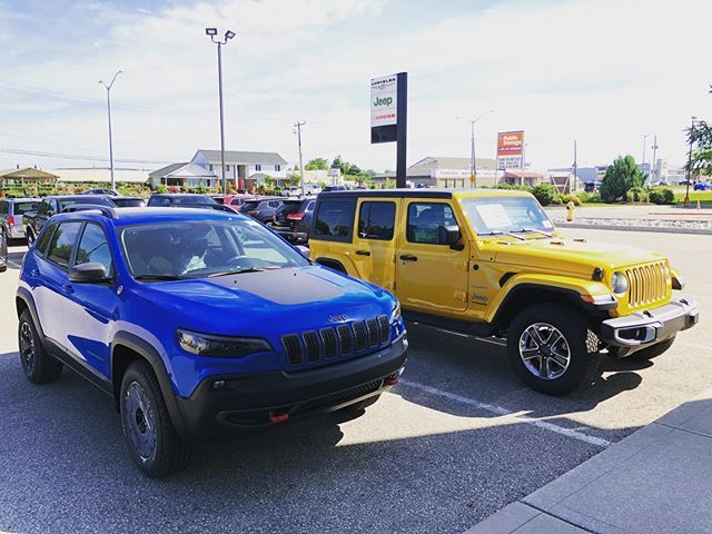 Elric77's tweet photo. I will always love this colour combo! #RecordScore for life!
#Jeep #Cherokee #Trailhawk #WranglerUnlimited https://t.co/4ym7KPCkje