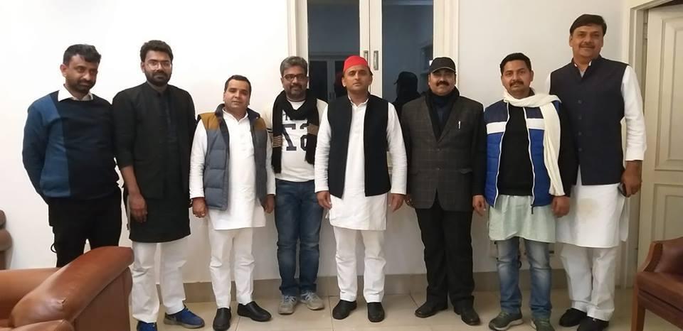 suraj_yadav2005's tweet photo. पूर्व PM चंद्रशेखर के बेटे नीरज शेखर ने राज्यसभा की सदस्यता से दिया इस्तीफ़ा, SP का साथ भी छोड़ा। BJP में जायेंगे।
हम समझ रहे थे कि नीरज शेखर @yadavakhilesh का साथ छोड़ेंगे। जैसे #200PointRoster के लिए 5 मार्च "भारत बंद" के समर्थन की इस तस्वीर में हमारे साथ नहीं आये।
#BanEVM https://t.co/MdJTFKU4vR