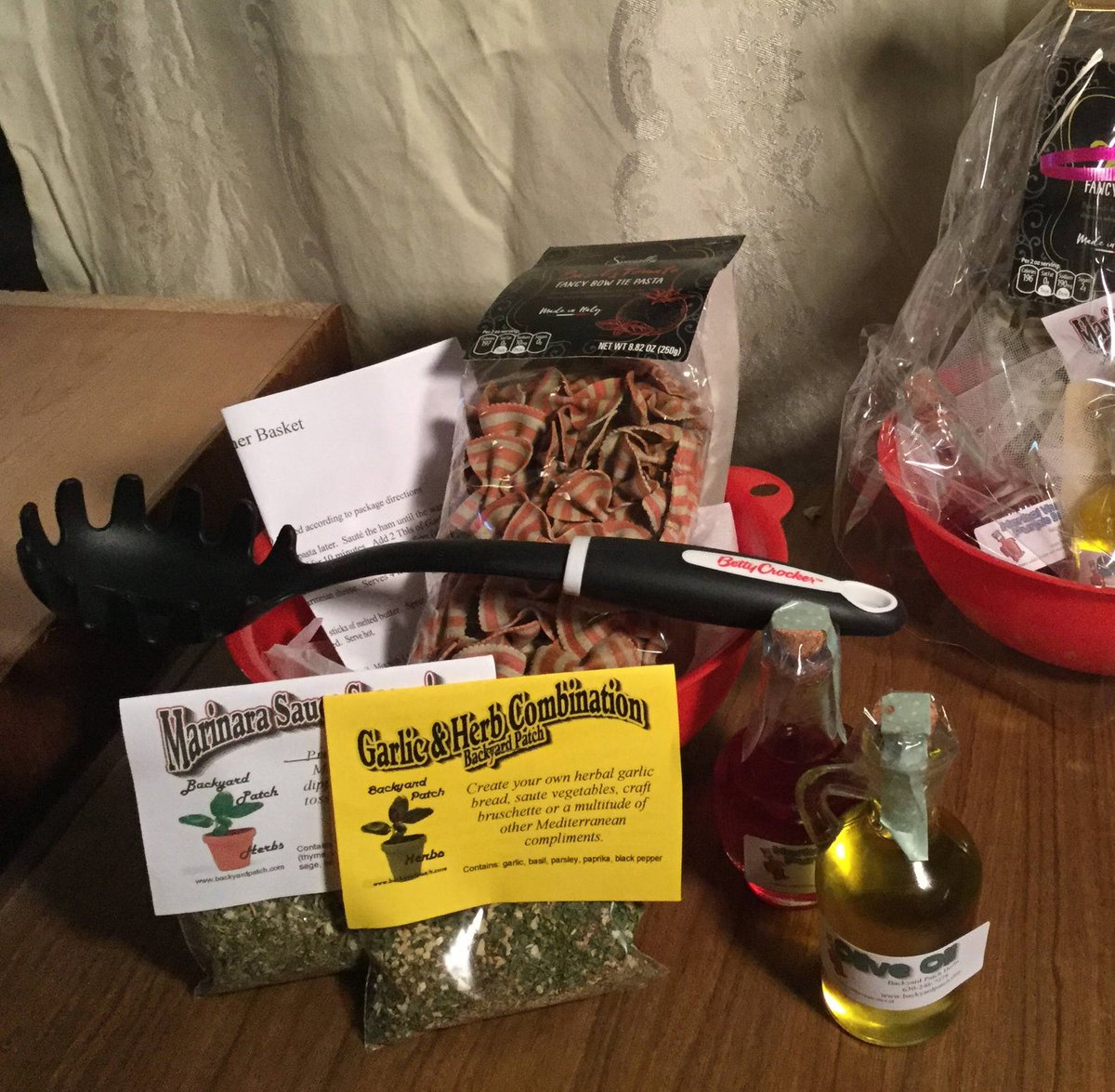 elkescreations's tweet image. Mini Pasta Dinner in a Basket, seasonings, recipes and ingredients
#pastadinner #giftidea  #lifeatthetable #food
etsy.com/listing/563495…