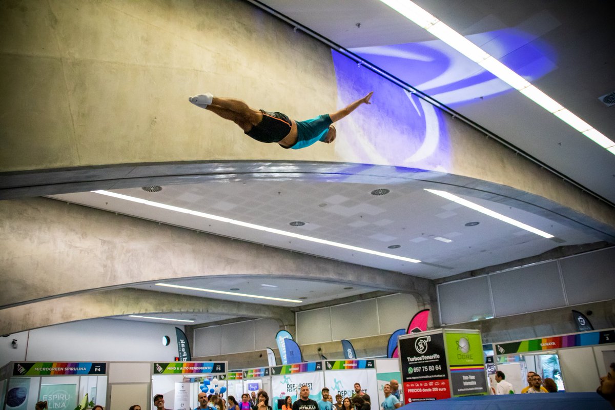 SportSummit_es's tweet photo. Espectacular exhibición de gimnasia de trampolín por entrenadores y atletas en el stand de @_canaryjump 🤸🏻‍♂️ 👏🏻 #ExpoDeporteTF https://t.co/9ljde0bYnN