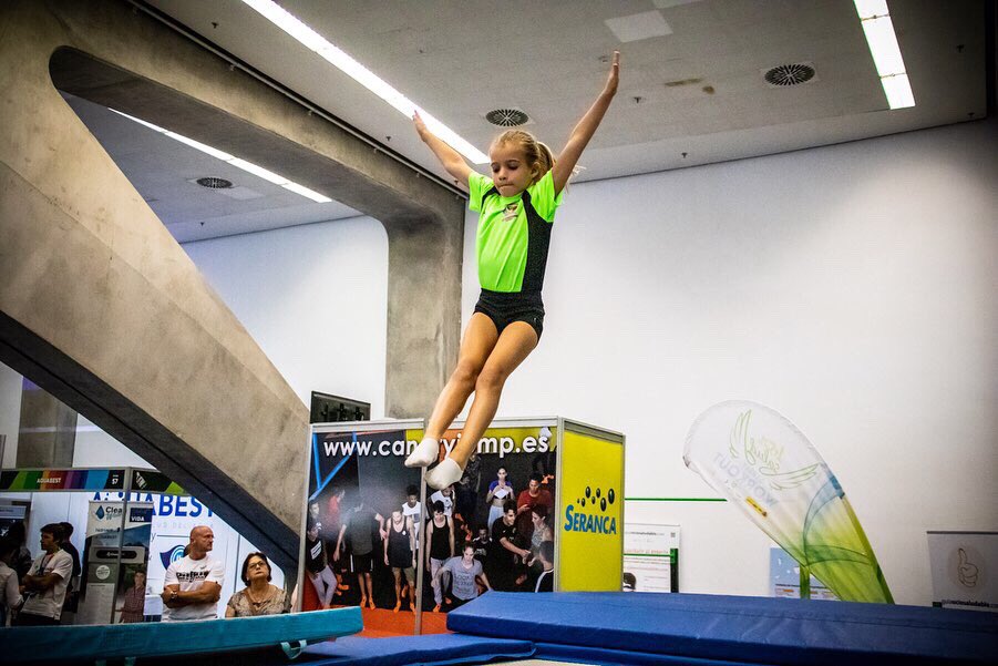 SportSummit_es's tweet photo. Espectacular exhibición de gimnasia de trampolín por entrenadores y atletas en el stand de @_canaryjump 🤸🏻‍♂️ 👏🏻 #ExpoDeporteTF https://t.co/9ljde0bYnN
