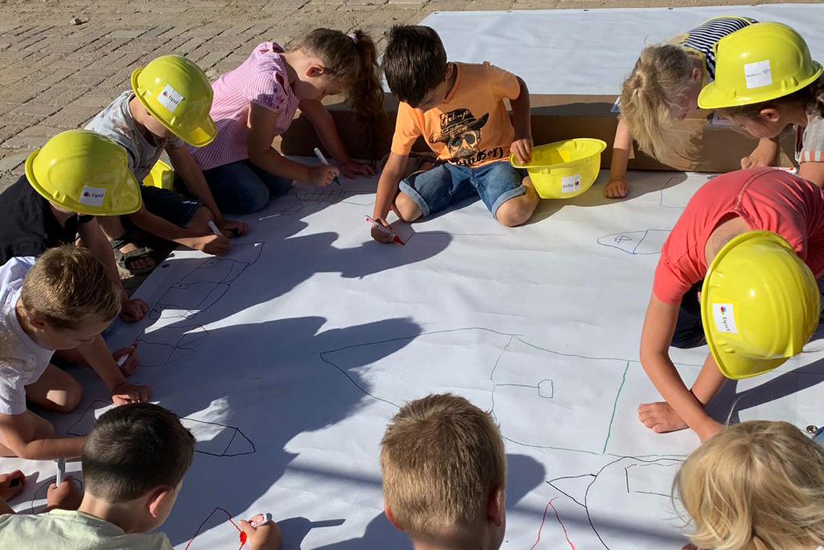 De bouwstart van Zuiderveld in Nijmegen was een feest! We vierden een kleine pre-party met de 60 mini-bouwvakkertjes van de naastgelegen school, gevolgd door een toast op de dromen van de toekomstige bewoners. Lees het hier: reinbouw.nl/60-mini-bouwva…
