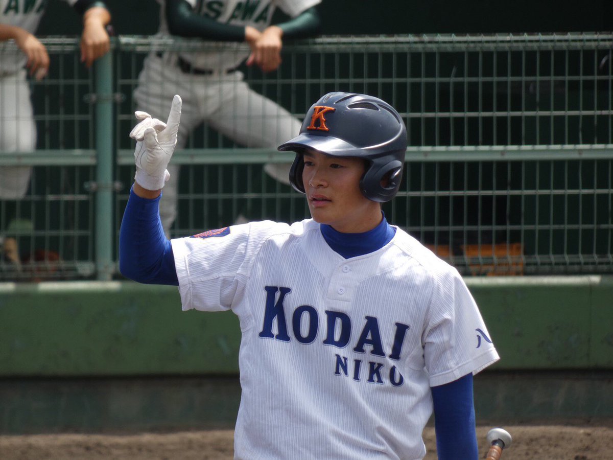 背番号9 堀内
持ち前の打撃で、外野守備でチームに貢献し救ってくれました。
独特の感性がある選手で、走塁での判断力やスタートはチーム随一です。
また個人的に、ピンチの場面での外野からのタイム要求が非常に的確で関心していました。
彼無くして夏の一勝はなかったです。
ありがとう。