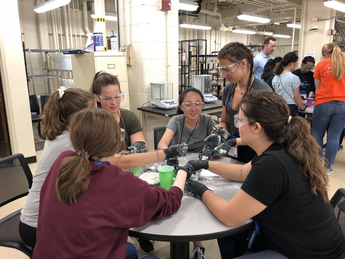 First activity of the day for ChBE women-focused camp (<a href="/CURIEillinois1/">CURIE@illinois</a>) students: Rheology with <a href="/RogersGroupUIUC/">Simon Rogers</a>! 
@ChBE_Illinois <a href="/WYSE_IL/">WYSE at Illinois</a> <a href="/uofigrainger/">The Grainger College of Engineering</a> <a href="/ShuklaGroup/">Shukla Group</a>