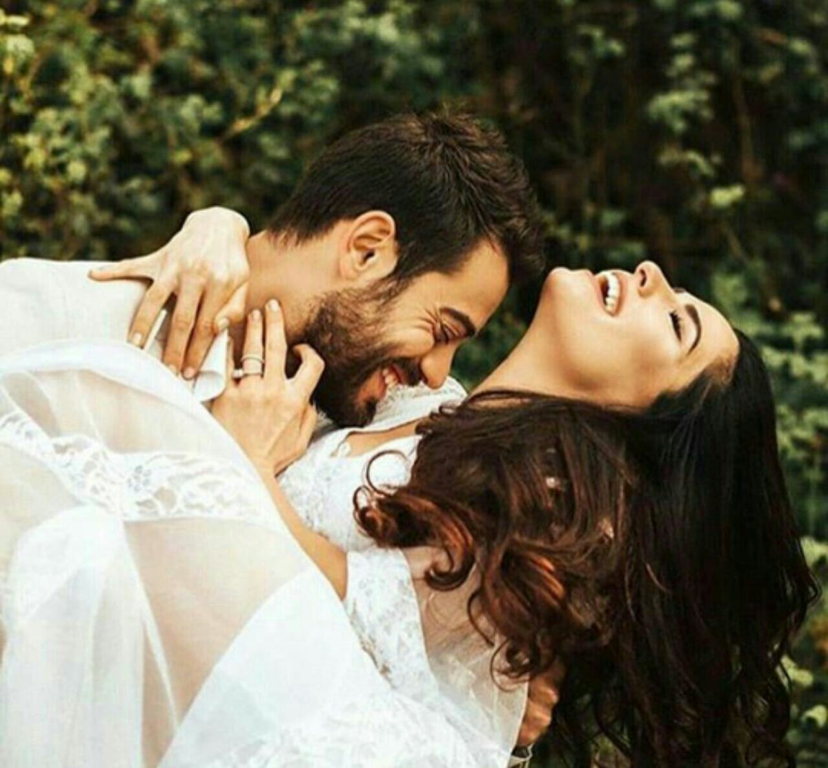 هناك أشياء أكبر من كلمة شكراً ..
وأشياء لا تصلحها كلمة آسف ..
دائماً هناك الكذبة التي لا تغفر ..
واللحظة التي لا تنسي ..
والنظرة التي غيرت القلب ..
والجرح الذي لا تُداويه الأيام ..
هناك شك حتى في كلمة أعدك ..
والكثير من الخوف وراء كلمة أحبك ..
لكن نوايا القلوب لا تتشابه💜