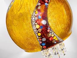 Our #Kiss light inspired by #Austria's most famous artist #GustavKlimt is a sumptuous feast for the eyes. Richly decorated with a handpainted pattern of vibrant enamels this gold leaf covered light is adorned with #crystals and is one of our best sellers kolarz-uk.com