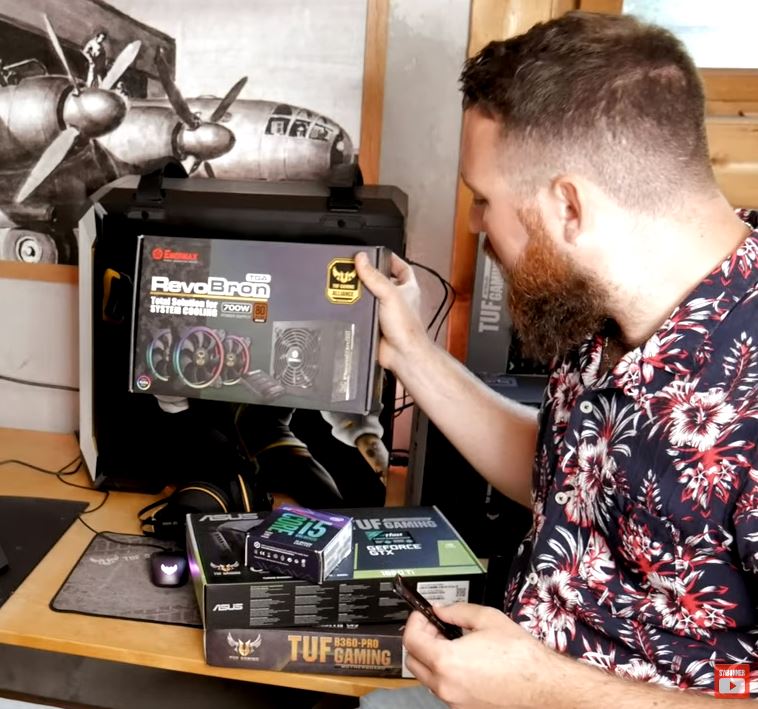 Enermax_FR's tweet photo. On commence la semaine avec un #mod #PC incroyable signé @Gizmo2poche. Personnellement, on est sous le charme 😍 #Overwatch #Enermax #RevoBron #TUF #Gaming https://t.co/zn5NXBHAyV https://t.co/O4RgoMqY79