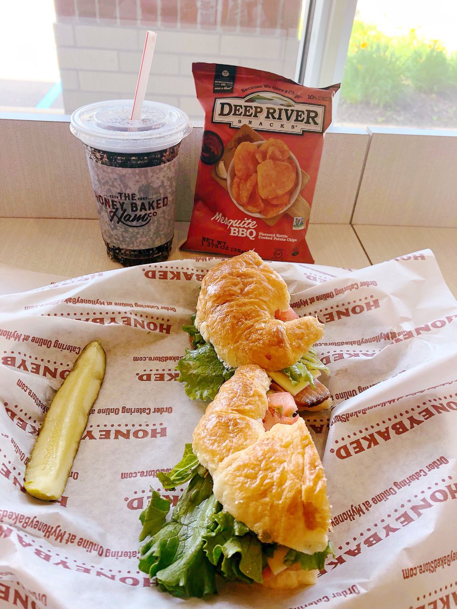 SnappyEats's tweet photo. @HoneyBakedHam for lunch?! Yes, please! We had the Ham Classic with Ham, Swiss cheese, lettuce, tomato, savory mayo and hickory honey mustard on a flaky croissant with a pickle on the side! Paired with a @CocaCola and @deepriversnacks chips! #honeybakedham #deepriversnacks #Coke https://t.co/MKn62Kz80F
