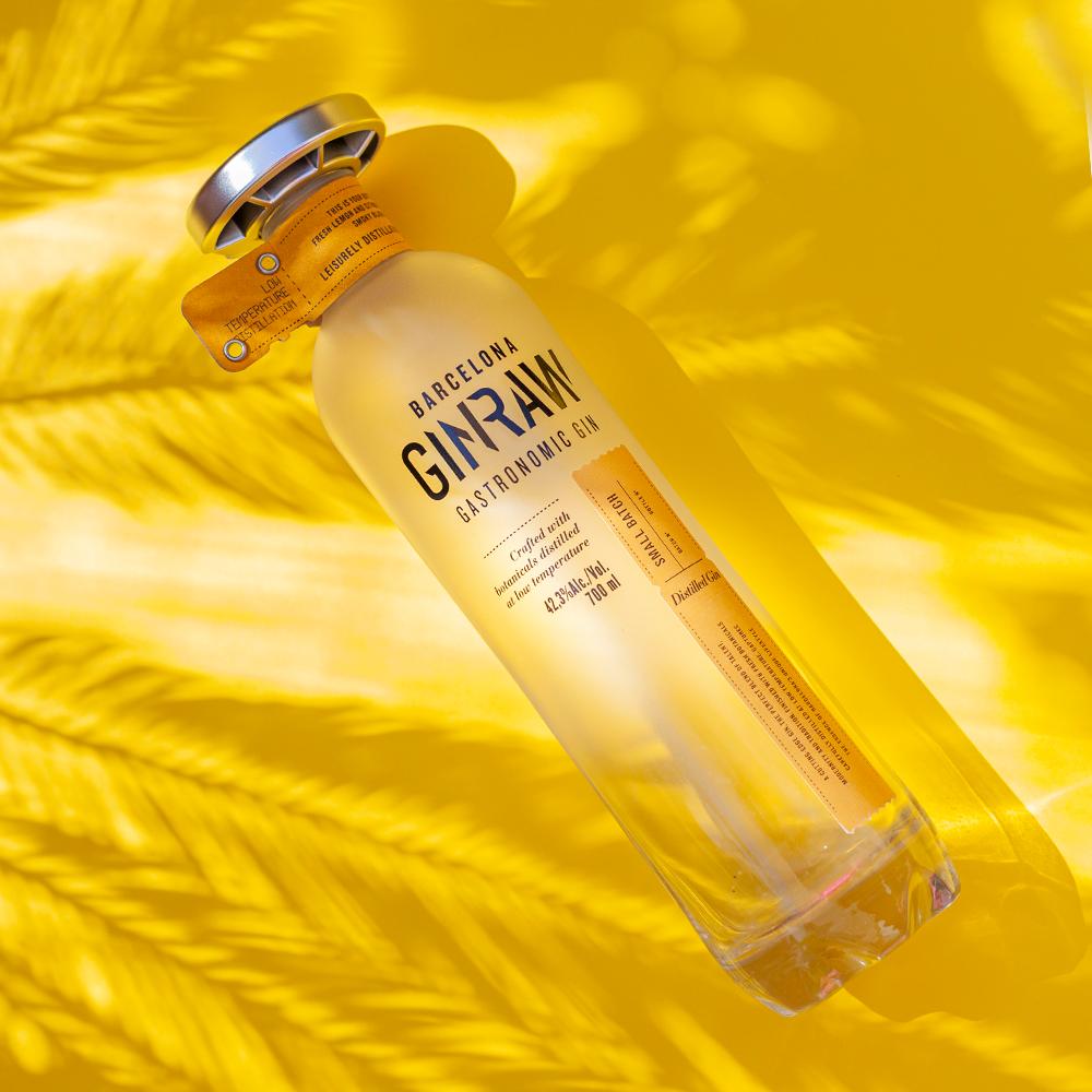El calor se pasa en la sombra de una palmera con un cóctel en mano.

#MadnessForPerfection