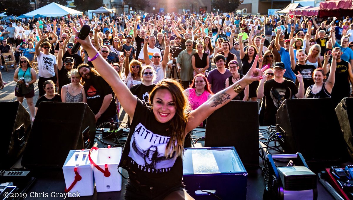 eva_FireFanbase's tweet image. Eva Under Fire is killing the game! Shows keep getting bigger and better!