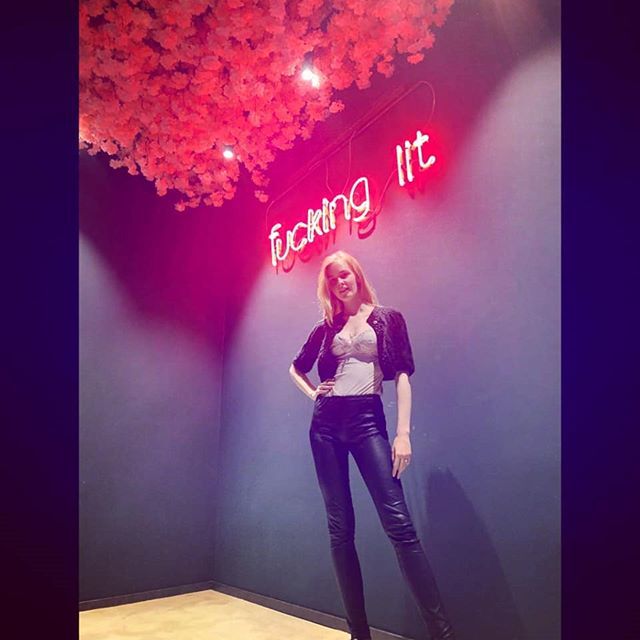 annaveronikam's tweet photo. Fucking lit... 👌 discovered this delicious place @transit.hamburg with my love💓
#hamburgfood #germanmodel #blondemodel #fashionmodel #blacktrousers #redwriting #fuckinglit #lingerielook #longlegs #annaveronikameyer #annameyer #asianrestaurant #mvhh … https://t.co/Fcz8TmfekR https://t.co/Ib9EhNueWw