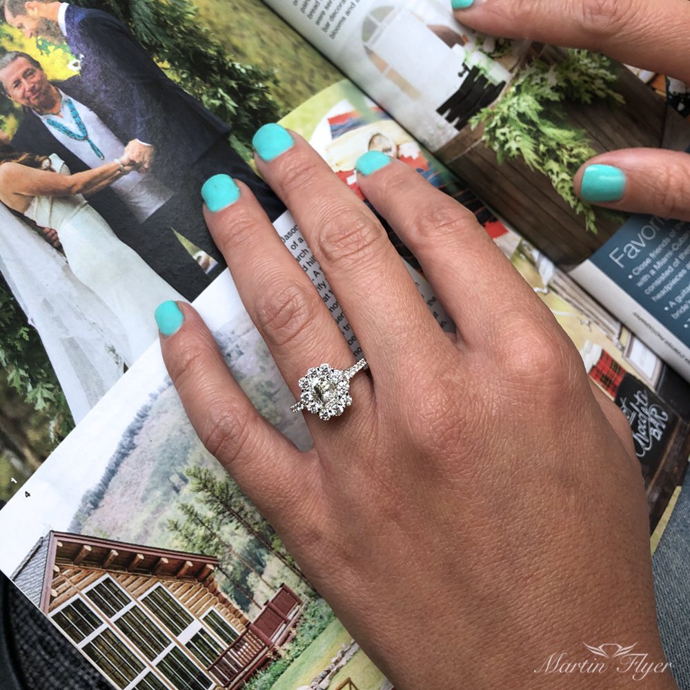 MartinFlyer's tweet photo. A beautiful center diamond blooms in this chic and memorable setting๐โจโฃโ โฃ
https://t.co/SwnEJ7fXGN
#martinflyer #flyerfit #engagement #ring #MondayMotivation #love #mondaymood #Forever #inspiration https://t.co/pwwuITt40k