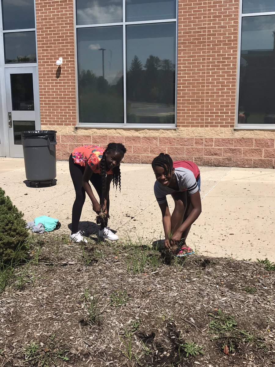 DeanBenesch's tweet photo. Ss Ryan Ellerbe and Jalynn Davis @windsormillms volunteer to improve our school garden. Thanks you ladies! #commitwmms #BeBetter @harveychambers1 https://t.co/RLEDYdcEPV