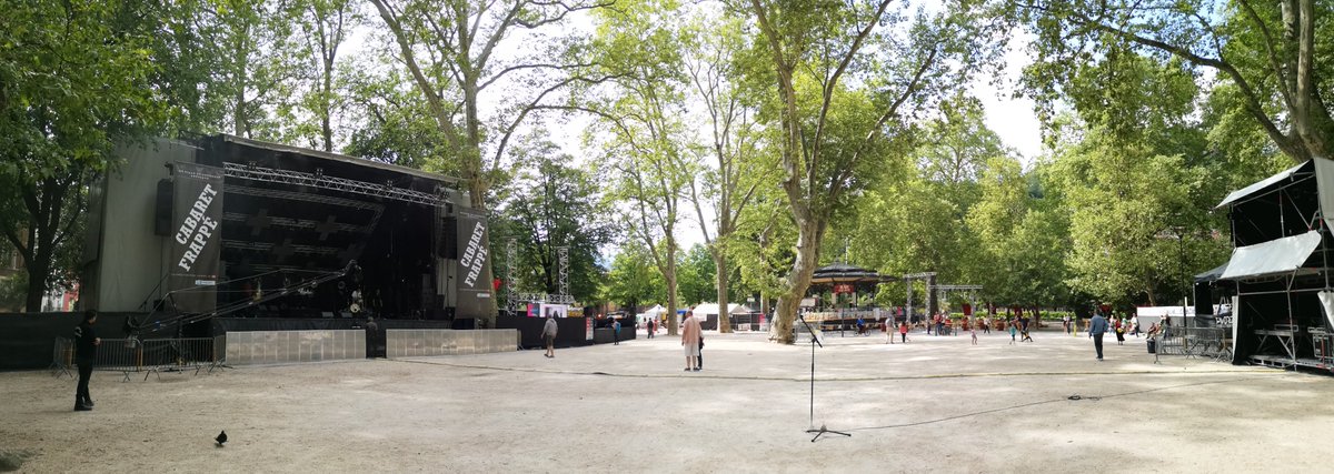 Le Cabaret Frappé ouvre ses portes aujourd'hui. 🤩
Retrouvez à 18h Mike d'Inca pour la lecture de son livre "Souvenirs d'un Sinsémilia" puis à 19h Aora Paradox sur la scène locale. A 20h30 <a href="/Camelia_Jordana/">Camélia Jordana</a> entre sur la grande scène avant de laisser place à <a href="/misscherrylala/">Neneh Cherry</a>