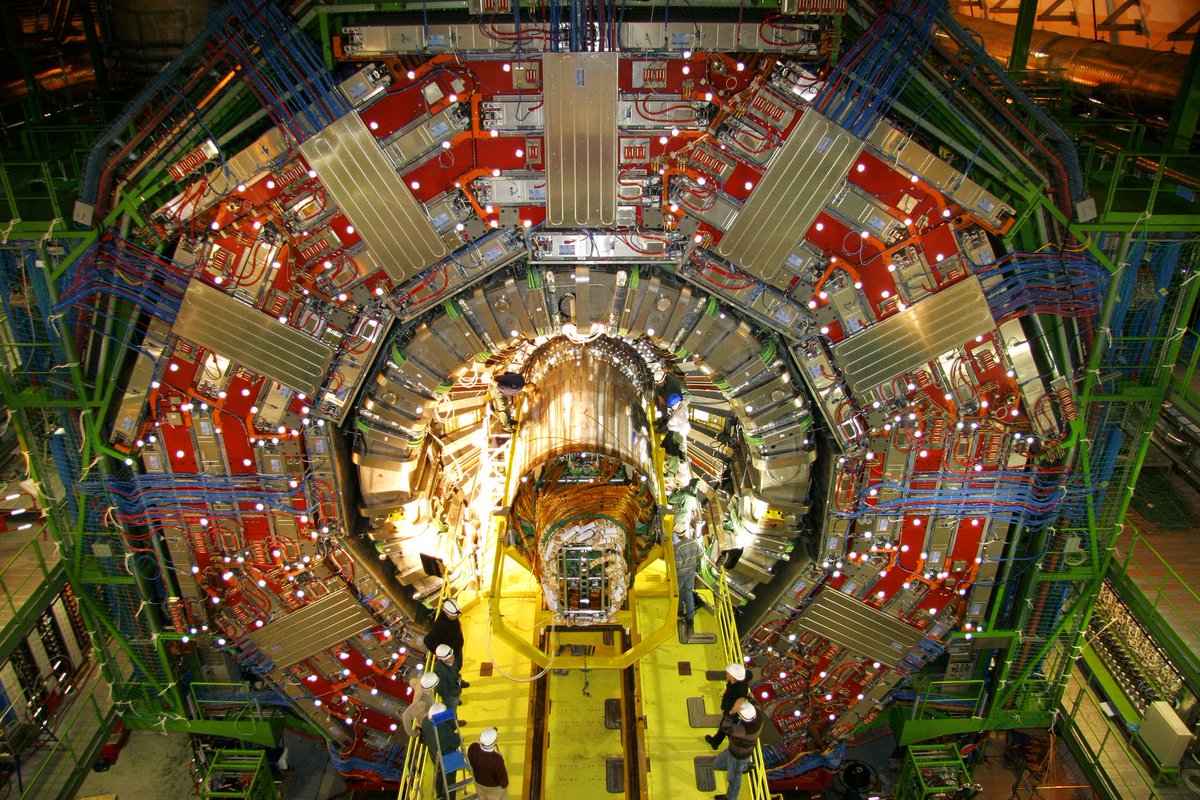 [CMS Physics Briefing]: There's a boson-boson collider hiding in the collisions of the LHC! Using rare collisions when LHC smashes W bosons instead of quarks and gluons, this new #EPSHEP2019 result studies the rare phenomena called vector boson scattering cms.cern/news/boson-bos…
