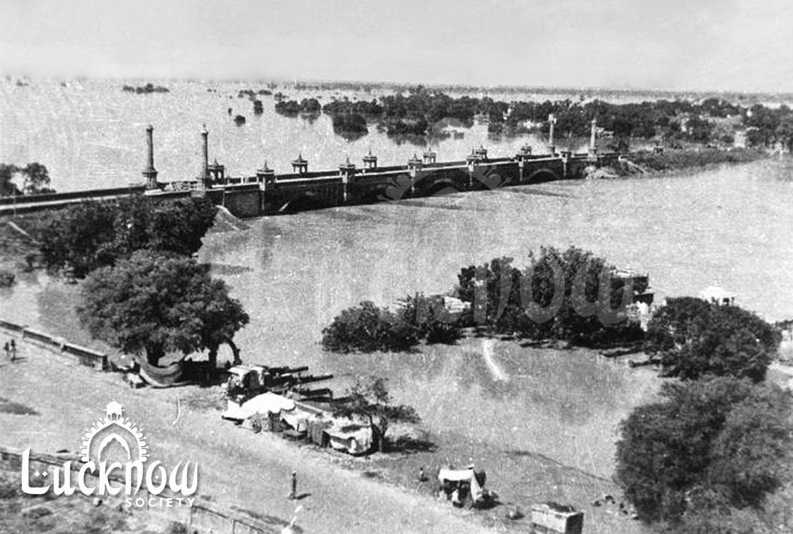 lucknow_me's tweet photo. पक्का पुल / लाल पुल / Hardinge Bridge
#RarePic #Flood #HardingeBridge #OldLucknow #Hussainabad #Lucknow https://t.co/XtfQOtVAMp