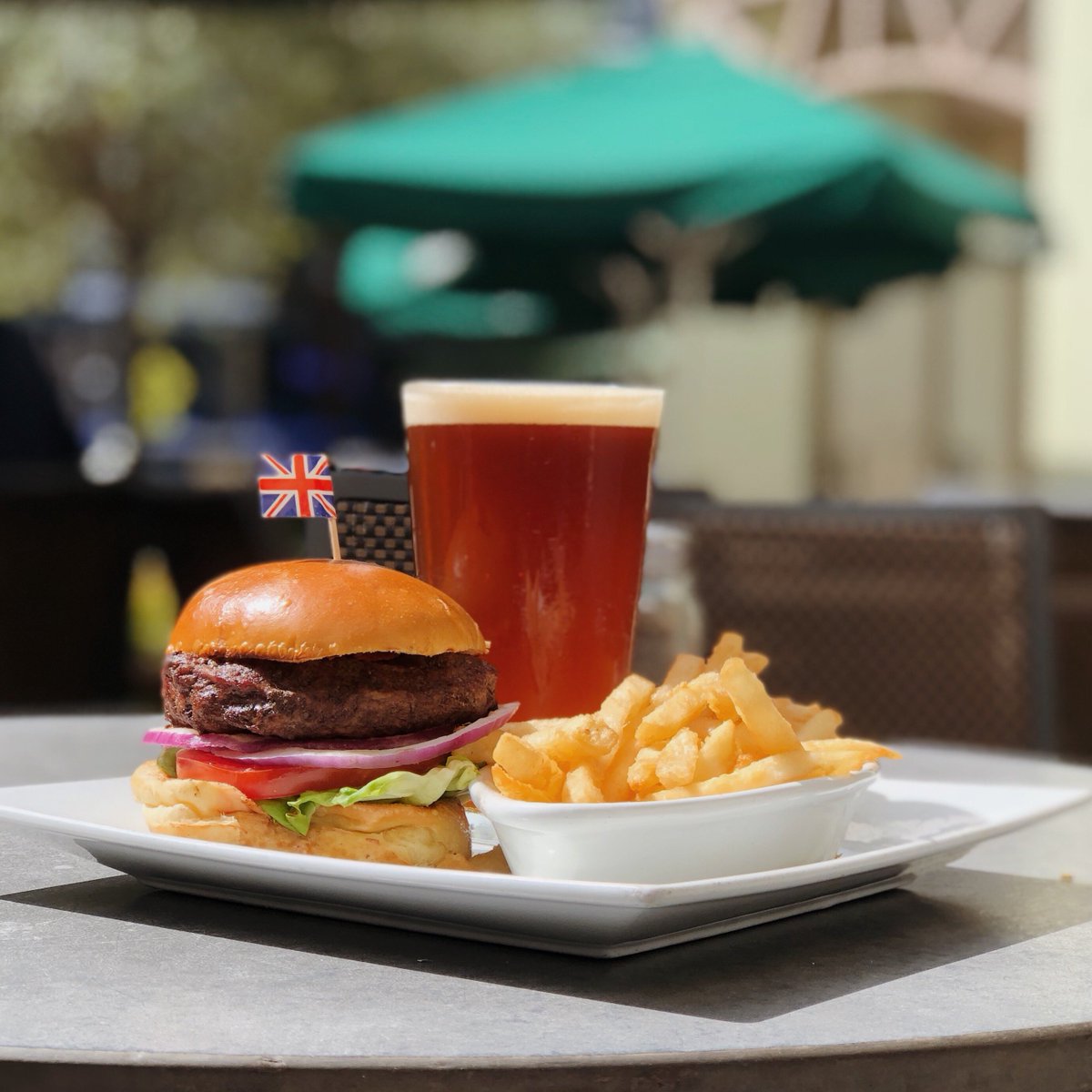BalansUSA's tweet photo. Happy Monday! Pop in for a quick #lunch with us and enjoy our #Burger and #Beer deal for just $10! #BalansMiami https://t.co/mhc55YxsqS