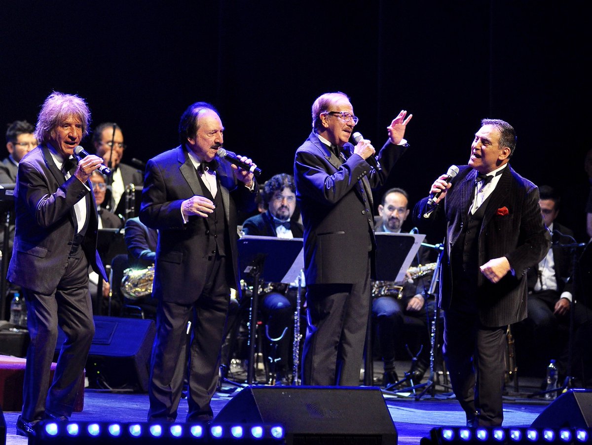 A casi tres semanas de su muerte, el cantante mexicano <a href="/Gualas_Castro/">Gualberto Castro</a> recibió un emotivo homenaje musical por más de 30 artistas que se presentaron en el Teatro de la Ciudad «Esperanza Iris», a fin de recordar su legado artístico y personal.

📷 Alejandro Guzmán 

• #Notimex