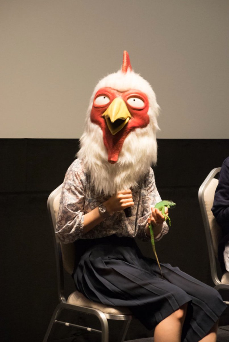 diaCLB's tweet photo. If you were ever wondering what a chicken holding an iguana would look like 🐔🦎 BEASTARS’s Itagaki Paru &amp; Mairimashita! Iruma-kun’s Nishi Osamu at an event for Shōnen Champion’s 50th anniversary. Both have TV anime series coming up in October. In the meantime, read BEASTARS!!🐺 https://t.co/rsYNs0Iqf7