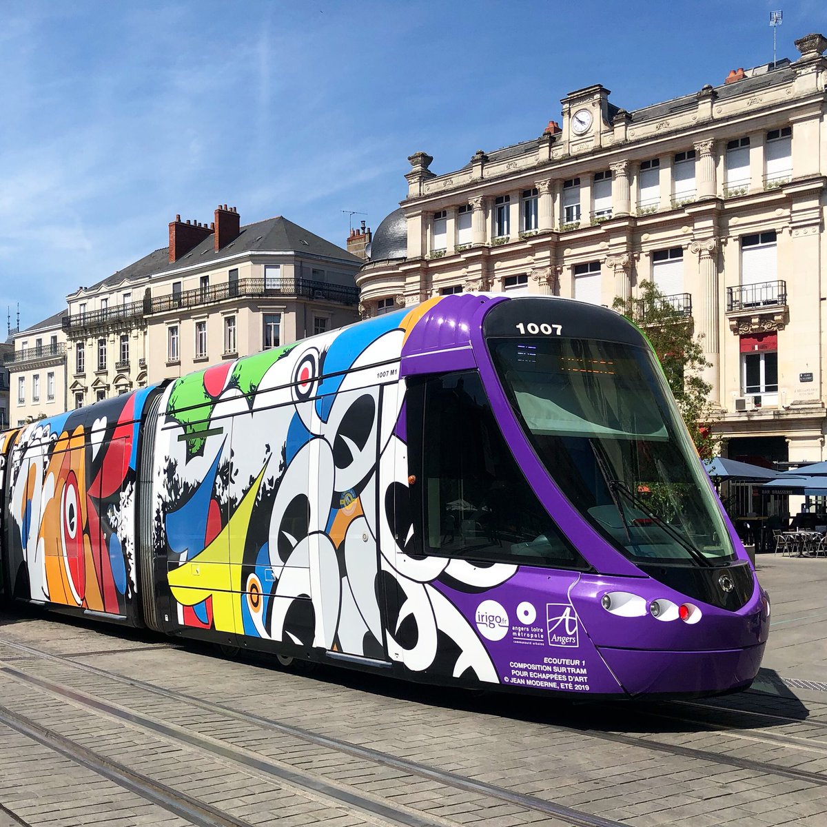Oh le beau tram pimpé par Jean Moderne ! 😃
#pimpmytram #tramart #streetart #art #tramway #jaimelanjou #cultureangers