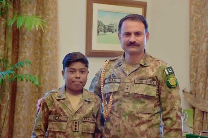 AmberJehangir's tweet photo. جان لیوا بیماری تیلیسمیا کا شکار بچے کو ایک دن کے لیے ان کی خواہش پر کیپٹن بنا دیا گیا 
کیپٹن بلال 
 #OurArmyOurPride

@AsadRattay @hijabhere @humaK_Rasheed26 @ShahidaQureshi5 https://t.co/zmIU1BpN3f