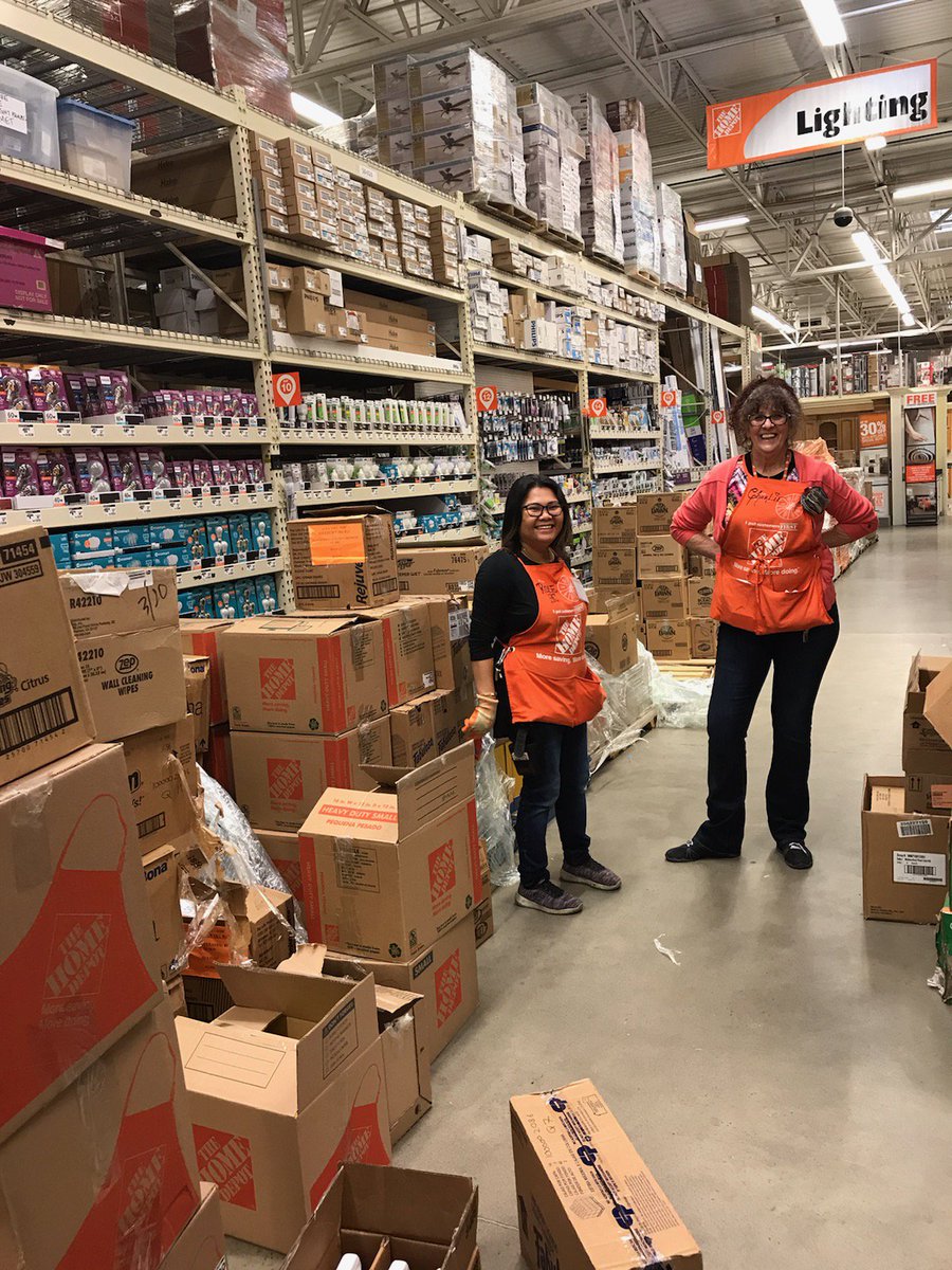 helenchambers79's tweet photo. Pack down party!!  Getting our aisles ready for our customers! #alaskaHD #PNWpackdownparty @SM_8939 @jennwhite_ @EricWalkerHD https://t.co/W1dTviL0Do