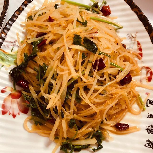 KungfuReading's tweet image. Menu item #109: Hot and Sour Shredded Potatoes 🔥🥔 a unique dish from Sichuan.. the texture will transport you to a magical potato wonderland.
.
#dishoftheday #chinesefood #kungfukitchen #rdguk #kungfureading #potato ift.tt/2NUIob2
