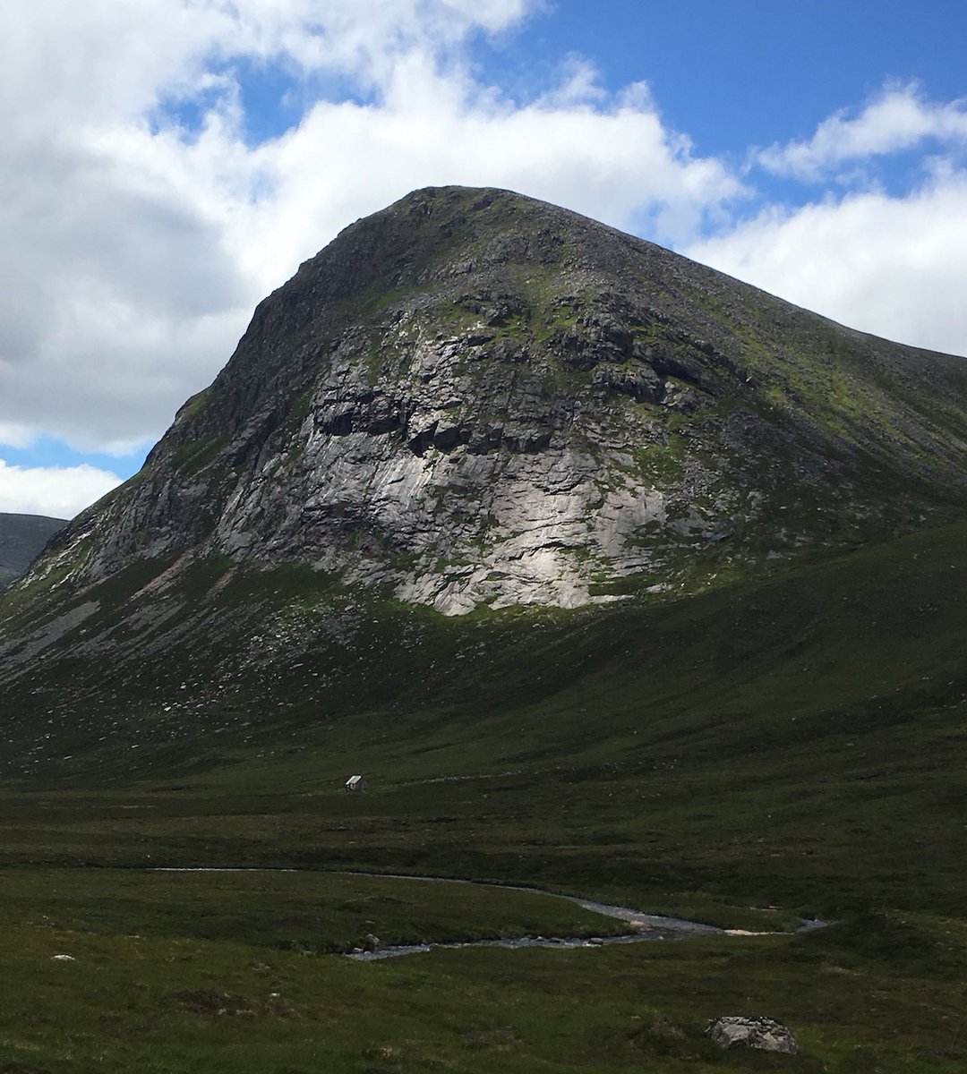 A run around the Cairngorms 4000ers plus The Devil's Point today. 41km & 2430m of top quality mountain fun! A route I've had my eye on for a while. Good to finally get it done & the conditions couldn't have been any better for it. #Munros #hillrunning