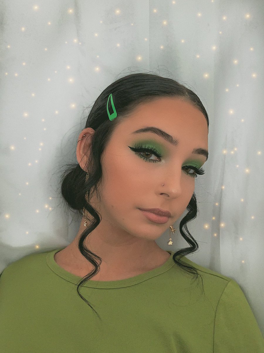 Maddyrobertsss's tweet photo. let my alien i stole from #area51 do my makeup https://t.co/2ypPxlZZog
