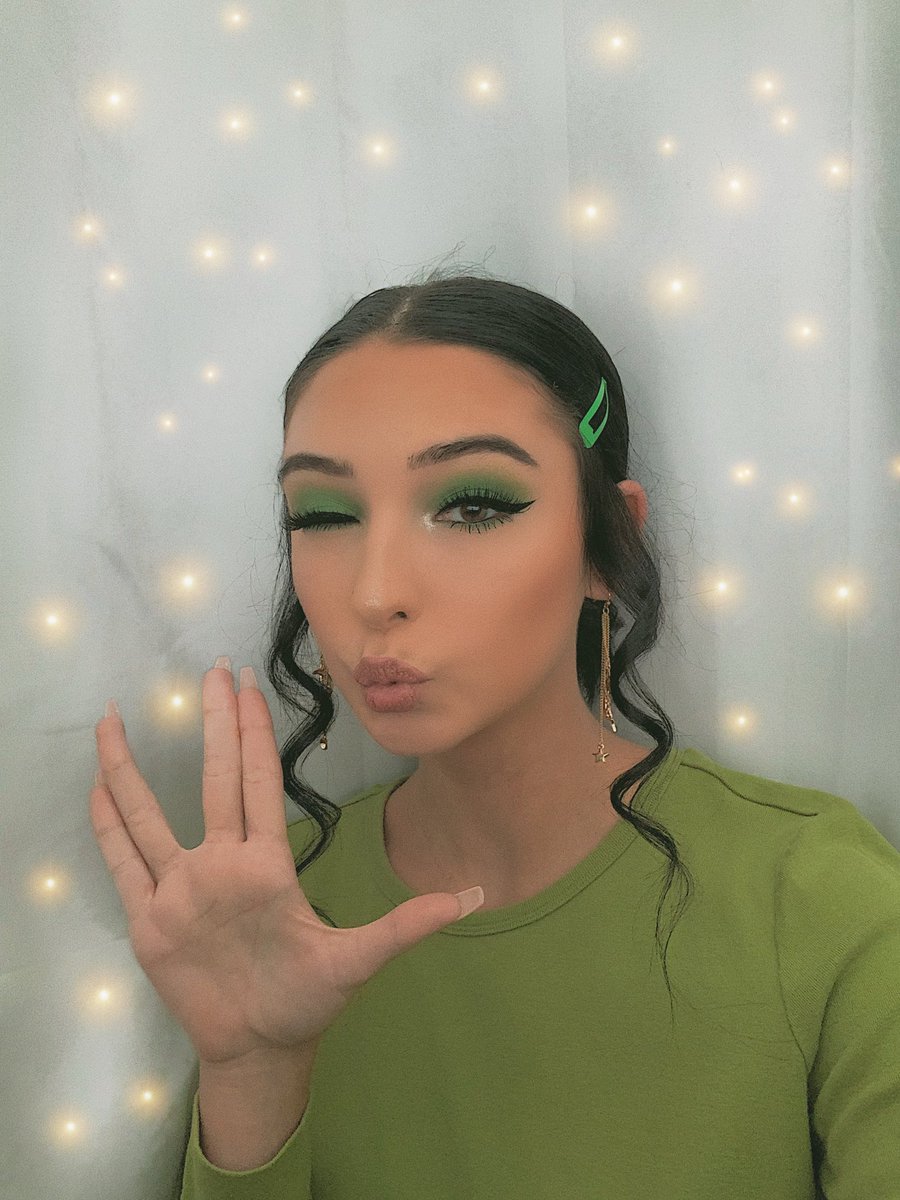 Maddyrobertsss's tweet photo. let my alien i stole from #area51 do my makeup https://t.co/2ypPxlZZog
