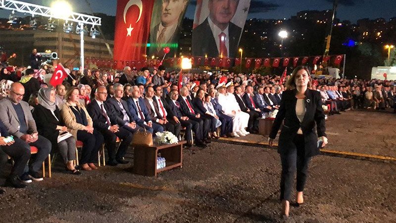 Kocaeli'deki 15 Temmuz anmasında, konuşması canlı yayınlanan Cumhurbaşkanı Erdoğan'ın Kılıçdaroğlu'nu eleştirmesi üzerine İzmit Belediye Başkanı CHP'li Fatma Kaplan Hürriyet töreni terketti 👏