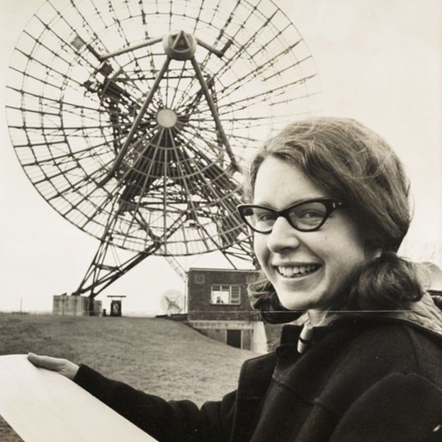 ValeArvejita's tweet image. Hoy cumple 76 años. 🥳
Descubrió los púlsares pero el Nobel se lo dieron a su jefe. 🌟
Ella es Susan Jocelyn Bell.
Y esta es su historia 👇
#FelizCumpleJocelyn
#ContemosHistorias