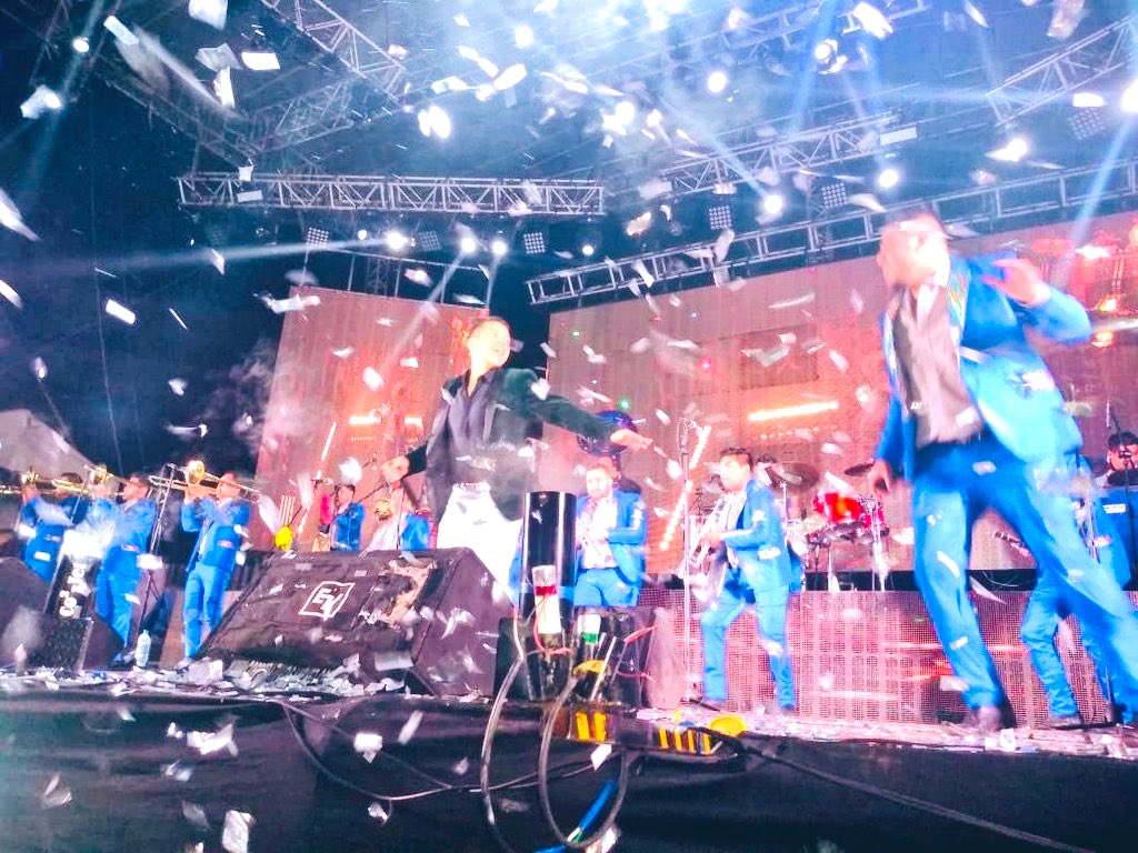 j_medina37's tweet photo. ah pero anoche divo #hugocoronado iban vestidos del cruz azul..ess todo👊como va la tarde?que vamos a planear?como les fue este fin?? https://t.co/REtcMU473X