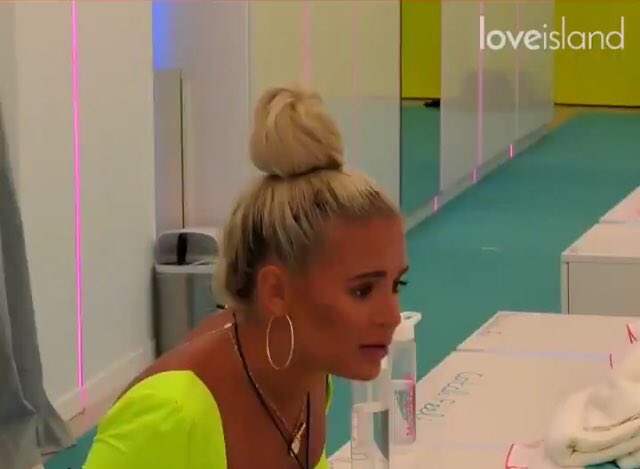 _anchorr_'s tweet photo. Molly Mae: don’t you think it’s a red flag that you’ve had a big argument so early?

*also Molly Mae after 3 days of knowing Tommy*
#loveisland https://t.co/YWp7d4XLP1