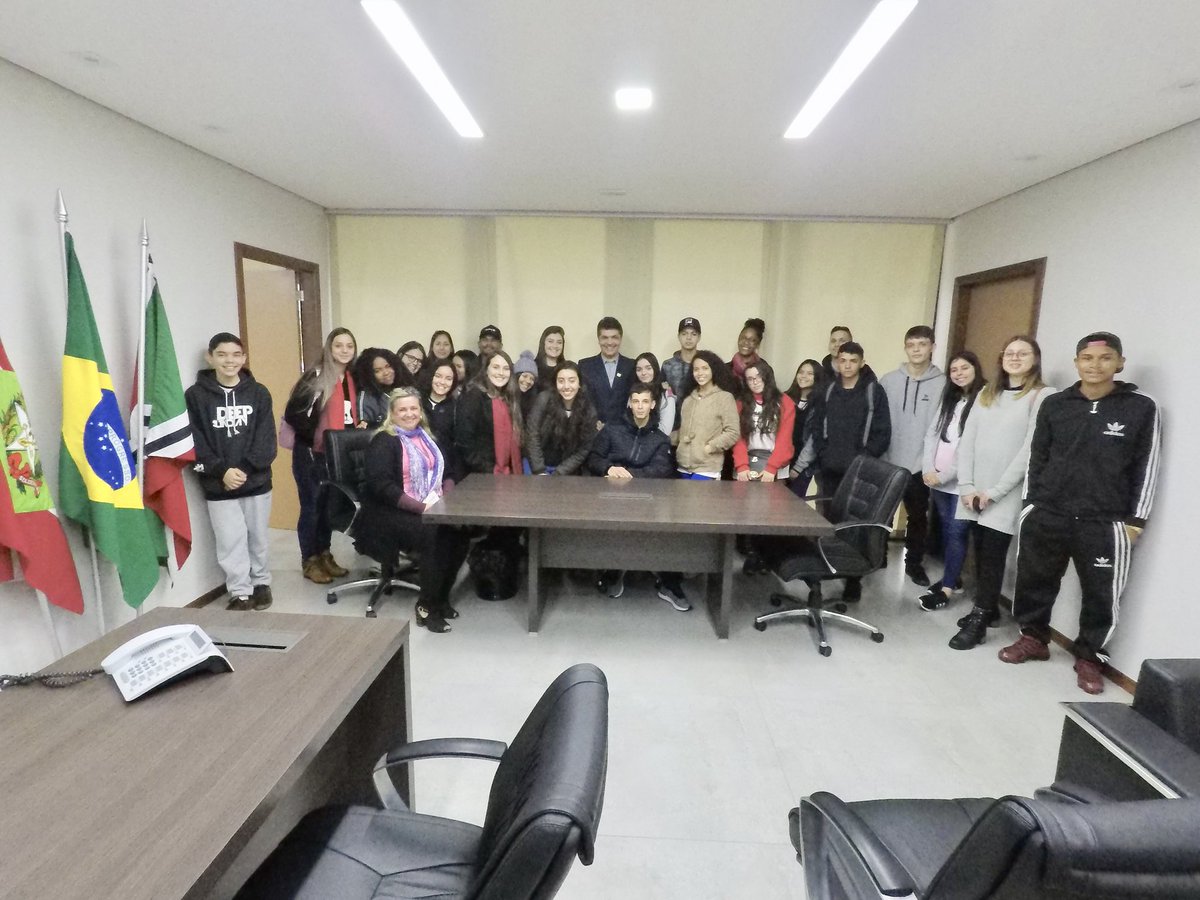 ClesioSalvaro's tweet photo. Recebi com muito prazer os alunos da #Abadeus, aqui no gabinete.
Quase 30 alunos do Programa Jovem Aprendiz.
Como falei, na sala de atos, vocês são nosso futuro.
Vamos adiante!
#ClesioSalvaro #Criciúma #SantaCatarina #GestãoPensada #GovernoDeCriciúma #PrefeituraDeCriciúma https://t.co/MbeER6dD1a