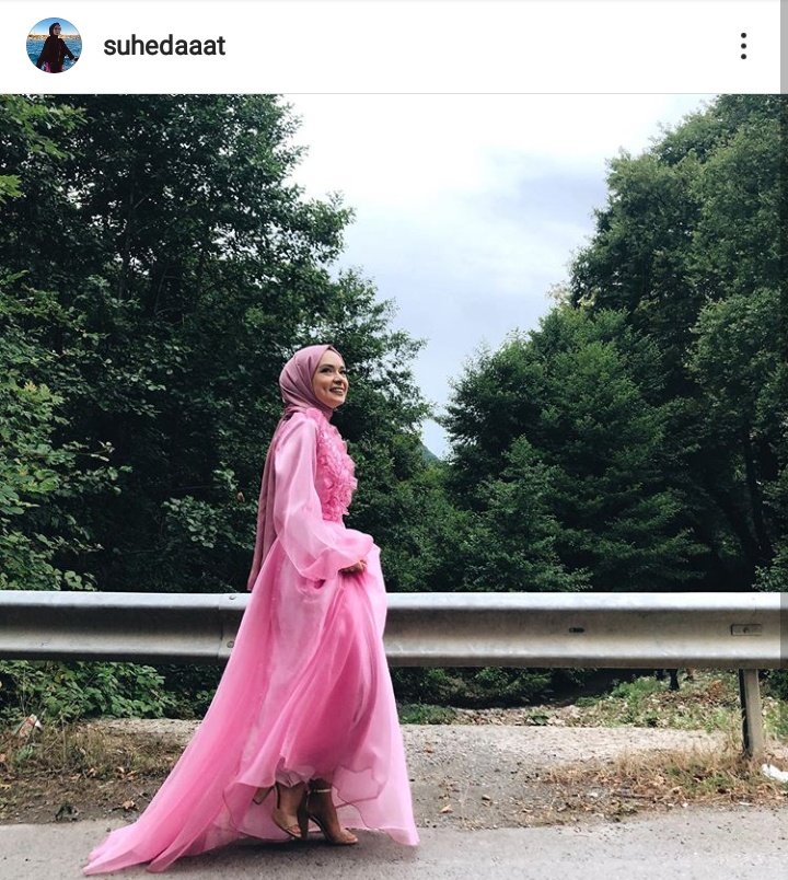 Yaaa bu resmen benim düğünümdeki büsenin kopyası 😻 bir insan bir insana bu kadar mı benzer be💙 @busehgr <a href="/suhedaaat/">Şüheda</a> aranızda kan bağı var mı doğru söyleyiiinn