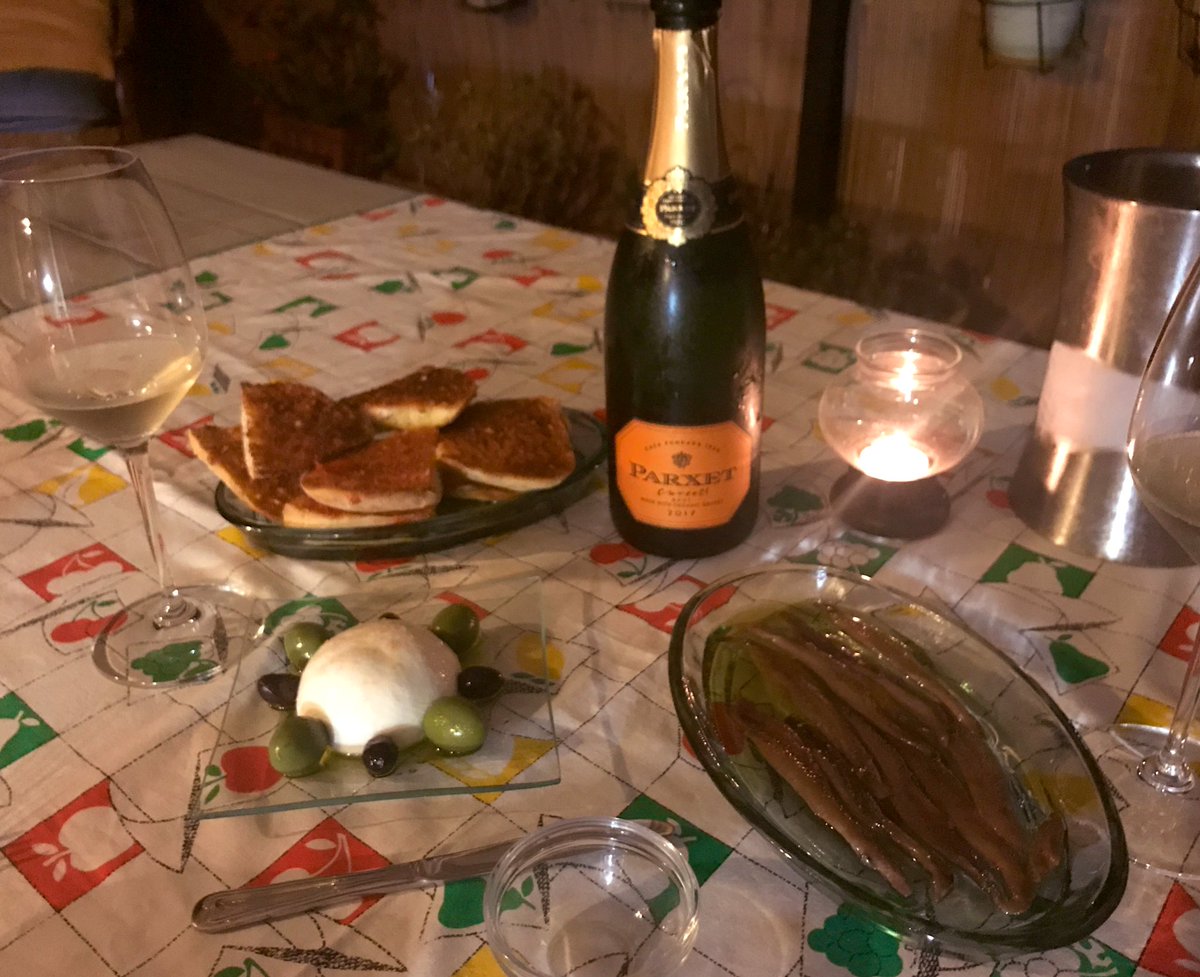 🐟 Anchoas 
&amp;
🐄 Burrata con aceitunas 
&amp;
🍅 Molletes con tomate y #AOVE
&amp;
🍾 Parxet Cuvée 21 2017 <a href="/Parxet1920/">Parxet</a> <a href="/DO_Cava/">D.O. Cava</a> 
&amp; 
🌕 Luz de luna 

🥂 Va por vosotr@s <a href="/MargalidaRipoll/">Margalida Ripoll F.</a> <a href="/Carlos7alella/">Carlos Aguila</a>