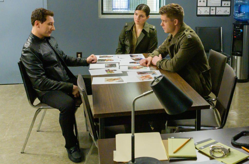 TheCodeCBS's tweet image. Abe and Harper investigate a Marine's accidental overdose when a lack of fingerprints on the pill bottle raises questions. Stream #TheCode live tonight on @CBS and @CBSAllAccess:
spr.ly/6016Ea6kI