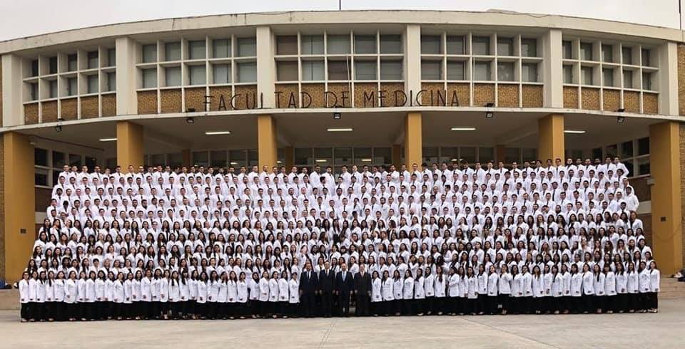 dracurly's tweet photo. El Sr. presidente debería de ver nuestra foto de egresados de este año, solo una escuela, hay más de 100 en el país. No faltan médicos, faltan oportunidades de trabajo, más plazas para la residencia y mejores becas para internos, pasantes y residentes. https://t.co/ZDLJgdJmyb